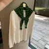 Chal de punto a rayas estilo coreano con pompones, una bufanda versátil para usar en capas en otoño e invierno, perfecta para añadir un toque decorativo, atar y proteger el cuello; un pañuelo triangular