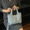 2026 Bolsa de ombro única em couro macio de verão super popular, cor sólida, estilo balde, para o dia a dia, nova, transversal para mulheres, fashion