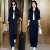 Elegante atuendo de otoño para mujer: un conjunto chic y favorecedor de dos piezas que presenta una chaqueta corta con cuello y pantalones de pierna ancha, perfecto para el trabajo