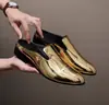 Chinelos de meio fechamento pontudos brilhantes de tamanho grande para homens, tamancos casuais, sapatos de couro slip-on dourados simples da moda