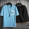 Novo terno esportivo casual masculino de verão 2023, camiseta de manga curta, estilo Hong Kong, calças de cinco pontas, conjunto fino e moderno de duas peças