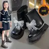 Botas infantis de cano médio, outono/inverno 2025, forradas com fleece, versáteis, botas de princesa estilosas, botas longas de cano médio, botas individuais antiderrapantes de sola macia