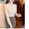 0226 Forrado com Fleece Espessado Estilo Estrangeiro Camiseta Interna Quente Feminina Versátil Camisa Pequena Outono e Inverno Nova Camisa Base de Renda para Mulheres