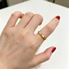 Anillo de Trébol de Cuatro Hojas de la Suerte Anillo de Acero de Titanio para Mujer Moda Chapado en Oro de 18K Anillos de Pareja Banda Lisa Pequeña Flor Simple