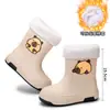 Nuevas botas de lluvia para mujer, zapatos de agua de moda con forro de felpa, botas de lluvia antideslizantes lindas de dibujos animados hasta la pantorrilla, zapatos de goma impermeables resistentes al desgaste con suela blanda