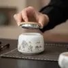 Bote de té de porcelana blanca de tamaño pequeño con un diseño incrustado en oro, que presenta un patrón de jade de grasa de oveja, para almacenar té en casa; portátil y hermético, mantiene el té fresco y previene la humedad