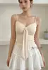Diseño puramente sensual con adornos de diamantes, camisola brillante con corbatín y cintas, con copas incorporadas, adecuada para usar como prenda exterior, hermoso top de espalda
