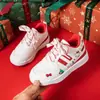 Tênis Branco Infantil 2025 Novo Estilo com Lã Desenho Animado Tênis de Menino Versátil Pai-Filho Sapatos Esportivos de Menina Versão Coreana