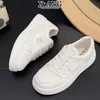 Sapatos Brancos de Cadarço de Couro Bovino de Primeira Camada Femininos Novo Estilo 2026 Sapatos de Estudante Versáteis Tênis Casuais Esportivos Femininos