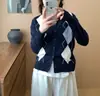 Cardigan de Tricô Color Block com Padrão de Diamante para Outono e Inverno Feminino 2025 Novo Gola Redonda Estilo Coreano Jaqueta Estilo College