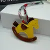 Nuevo Colgante para Bolso Caballo Mecedora Colorblock Exquisito Pañuelo de Seda Coreano Adorno de Caballo Mecedora Exquisito de Nicho Colgante Pequeño Caballo Carruaje