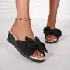 Estilo europeo y americano 2026, talla grande, colección de verano casual nueva, pantuflas de suela gruesa con moño, de moda y versátiles, calzado elegante para mujer