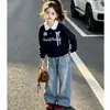 Conjunto de Dos Piezas para Niñas de Primavera y Otoño Estilo Coreano Moda Sudadera con Cuello Polo Recortado de Encaje Patchwork Jeans Dulces con Lazo