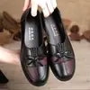 Zapatos de madre de cuero suave, suela suave, planos, resistentes al desgaste, impermeables, con lazo, zapatos de trabajo, grupo de compra de microempresa, venta al por mayor de una generación