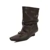 Botas de moda plissadas empilhadas estilo britânico de 4cm, novo modelo outono e inverno 2026, bico quadrado, salto plataforma, sem cadarço, botinhas emagrecedoras