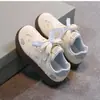 Zapatillas para niñas, zapatos blancos para niños, nuevos zapatos para niños primavera y otoño 2026, zapatos deportivos casuales antideslizantes de suela blanda para niñas