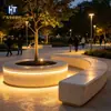 Banco de árvore de terrazzo em forma de arco iluminado para iluminação noturna de ruas comerciais, banco longo de pedra brilhante para paisagismo externo ao lado de árvores