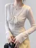 Camiseta de manga larga con cuello en V y cordones tipo lazo de encaje estilo francés para mujer, nueva colección otoño 2026, top de encaje ajustado exquisito