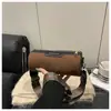 Bolsa Feminina com Textura de Camurça Moda Outono e Inverno 2025 Nova Grande Capacidade Cor Lisa Simples Cilíndrica com Alça Larga Transversal de Ombro