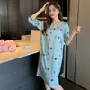 Nova camisola de manga comprida até o joelho para primavera, outono e inverno, estilo coreano, tamanho grande, corte solto, pode ser usada fora de casa, roupa de casa feminina