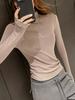 Camisa Base de Cuello Semi Alto Blanco Cuidadosamente Seleccionada, Corte Ajustado, Gama Alta, Hombro Derecho, Mangas Largas Base Sencilla de Modal