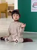 Ropa de Otoño para Niños 2026 Estilo Nuevo Ropa para Bebé Niño Otoño Estilo Coreano Ropa Infantil Conjunto de Pantalones Rayados para Niños Atuendo de Otoño