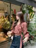 Foto real de camisa vintage com design floral, decote V, manga longa para mulheres, estilo coreano, estilo curto elegante com top único de amarrar 18191