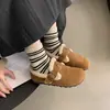 Sapatos estilo Birkenstock de bico redondo e sola macia, forrados com fleece para o inverno, modelo novo 2026, com detalhe de fivela, sapatilhas casuais slip-on para uso ao ar livre