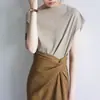 Falda Asimétrica de Rodilla Color Mostaza Top de Punto con Cuello Granate Camiseta Camisa
