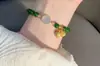 Novedad Pulsera con Colgante de Borla y Hebilla de Seguridad de Perlas Redondas Esmeralda que Realzan el Blanco para Mujer