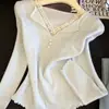 Suéter de punto con cuello en V y volantes, empalmado con encaje, estilo dulce para mujer, nueva camisa básica de primavera y otoño ajustada con un diseño elegante