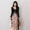 Lindo vestido de primavera para mulheres no início de 2026, apresentando um deslumbrante design retrô com um visual de peça dupla falsa, um decote V elegante, um efeito emagrecedor e uma cintura marcada, tudo em uma adorável estampa floral