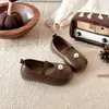 Ins Zapatos pequeños de cuero estilo francés 2026 primavera y otoño nuevos versión coreana zapatos de princesa con perlas para niñas Mary Janes planos poco profundos modernos