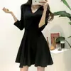 Vestido chique coreano de outono com decote V estiloso, acinturado, com amarração na cintura, comprimento médio e adequado para usar em camadas como peça interna.