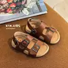 Moda Infantil Verão 2026 Versátil Fivela de Metal Solado Macio Sandálias de Praia