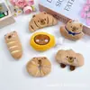 Juguete de Peluche de Capibara Chirriante Colgante Croissant Pata de Pollo Llavero de Capibara Broche Accesorio para el Cabello Accesorio para la Ropa
