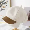 Sombrero Octagonal Sencillo Versátil de Nuevo Estilo Otoño-Primavera con Patrón de Waffle y Decoración de Logo Metálico para Viajes al Aire Libre, Fotografía Callejera y Pintores Artísticos