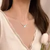 Collar de Mariposa Versátil de Lujo Ligero de Nicho para Mujer, Cadena de Clavícula de Perlas de Alta Gama Estilo Ins Moderno Retro de Hong Kong