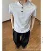 Nueva camiseta Henley de manga corta para hombre 2026, top casual holgado de color liso de moda estilo americano para primavera/verano, manga media