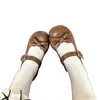 Zapatos planos Lolita dulces y versátiles de estilo japonés con punta descubierta para mujer, nueva colección otoño 2026, con un lazo y un diseño Mary Jane de una sola tira