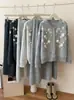 Conjunto de Dos Piezas de Cárdigan y Falda Tejidos con Flores Tridimensionales 2025 Otoño e Invierno Nuevo Estilo Coreano Traje de Suéter Holgado para Mujer
