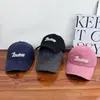 Gorra de Béisbol Rosa Frambuesa Blanca para Mujer con Circunferencia de Cabeza Grande, Visera Suave, Estilo Coreano, Adelgazante de Rostro, Tendencia de Bordado Estilo Americano