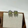 Brincos Quadrados de Zircônia Estilo Xu Yan, Brincos Elegantes de Cristal Pequeno Cubo de Açúcar Zircônia, Brincos Versáteis de Luxo Leve em um Estilo de Luxo Leve
