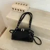 Bolsa de ombro Boston vintage desgastada de outono para mulheres, nova bolsa de ombro e transversal tipo travesseiro de couro macio de nicho 2026