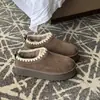 Botas de nieve para mujer, pantuflas de algodón integradas de piel y pelo, nuevo modelo 26 para uso exterior en invierno, de suela gruesa, cálidas, de felpa y de algodón para nieve engrosado.