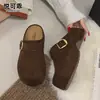 Sapatos slip-on femininos estilo Birkenstock, de couro genuíno, com sola macia, para uso externo, novo modelo outono 2026, tamancos fechados com sola grossa para aumento de altura