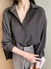 Camisa blanca para mujer, nuevo diseño de otoño 2026, corte holgado, adecuada para usar en capas, top de camisa blanca elegante y maduro estilo francés