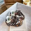 Zapatos de Entrenamiento Alemanes con Estampado de Leopardo para Niñas Modelo Nuevo Otoño 2026 Zapatos Casuales de Piel para Bebé Zapatos Individuales Zapatos para Caminar para Niños Estilo Coreano
