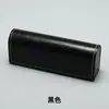 Venta al por mayor de fábrica 26 modelos de estuches para gafas de cuero de vaca viejo de media luna con costuras blancas, convenientes para gafas de sol, anteojos y gafas ópticas