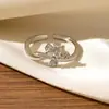 Anillo Abierto de Margarita Floral Fresco y Dulce de Nuevo Estilo, Lujo Ligero con Diamantes, Diseño de Goteo de Aceite de Gama Alta, Anillo Ajustable para Mujer